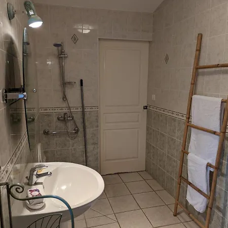 Holiday home Chateaubernard, 4 Pieces, 7 Personnes - Fr-1-653-142